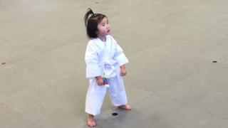 YouTube: bebe karateca cautiva a miles por su actitud (VIDEO)