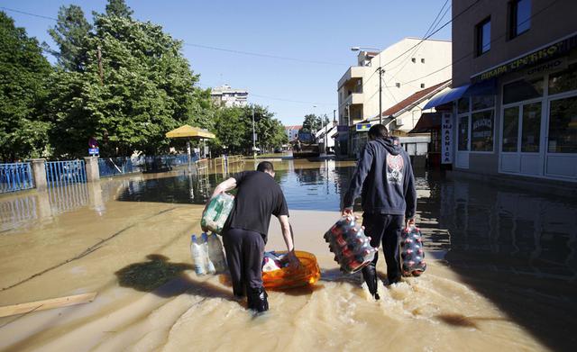 Las inundaciones causan decenas de muertos en Serbia - 12
