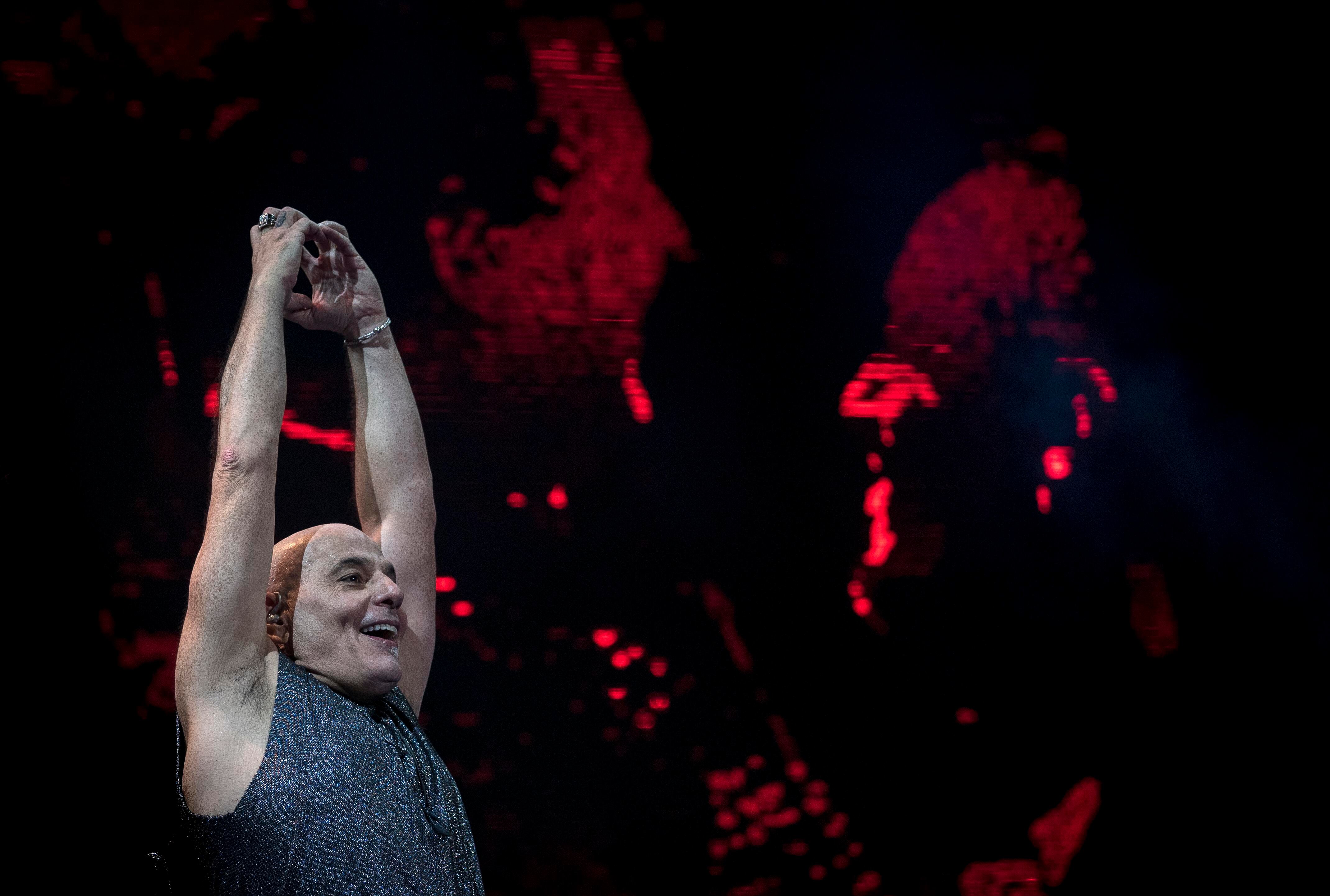 Zeta Bosio, haciendo una señal de agradecimiento al público que asistió al "Gracias Totales" en Lima. Foto: Gabriela Delgado (El Comercio)