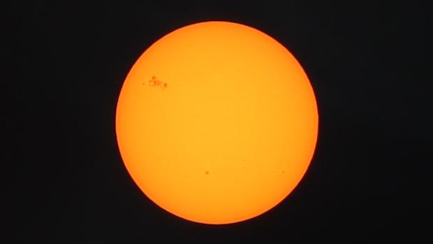 At the top left of the image, the impressive sunspot AR3664 stands out, causing concern.  (Photo: Peruvian Space Agency)