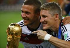Podolski se tomó 'selfies' con la Copa del Mundo