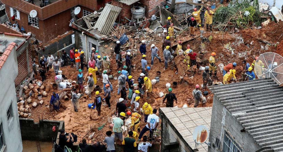 Bomberos y voluntarios trabajan en el área de un deslizamiento de tierra provocado por fuertes lluvias en el barrio Jardim Paulista, en Sao Paulo, Brasil. (EFE/ Sebastiao Moreira).