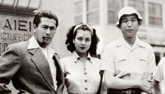 Kurosawa ( nacido un 23 de marzo) y Mifune ( 1 de abril) conforman una de las más grandes duplas del cine mundial. En esta imagen vemos al cineasta (extremo derecho) acompañado de su actor fetiche (extremo izquierdo) y una mujer de identidad desconocida.