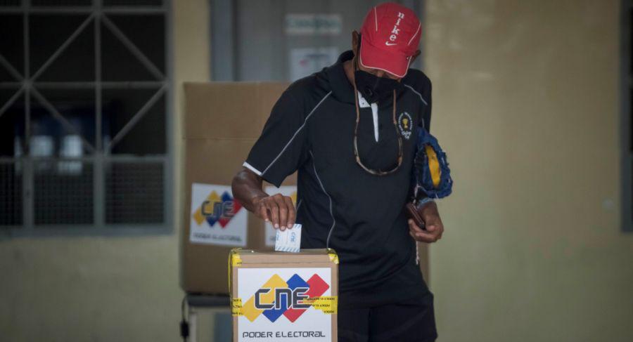 Un votante introduce su voto en una urna en un puesto de votación durante la jornada de elecciones a diputados de la Asamblea Nacional Caracas (Venezuela). (Foto: EFE/ Miguel Gutiérrez).