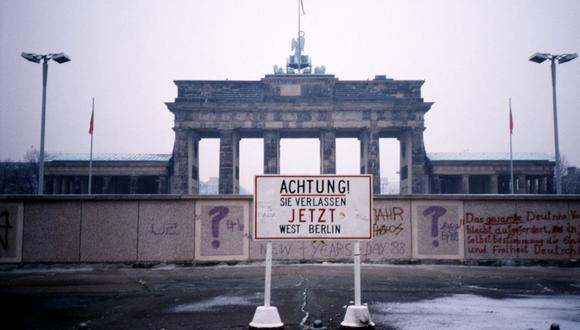 Foto tomada en 1988 que muestra una vista desde Berlín Occidental hacia Berlín Este, el Muro y la Puerta de Brandenburgo. En el letrero en primer plano dice "¡Atención! Ahora saldrá de Berlín Occidental". (Foto de Jean-Philippe LACOUR / AFP).