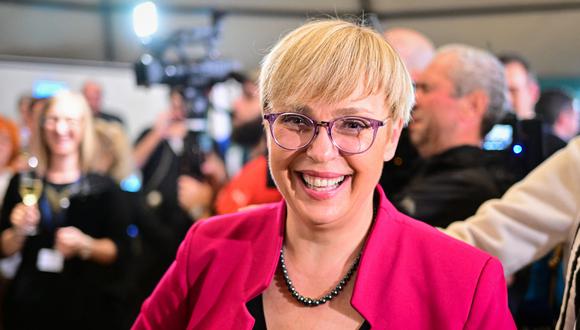 La candidata a las elecciones presidenciales Natasa Pirc Musar (centro) reacciona cuando se publican los primeros resultados no oficiales de las elecciones presidenciales en Ljubljana, Eslovenia.