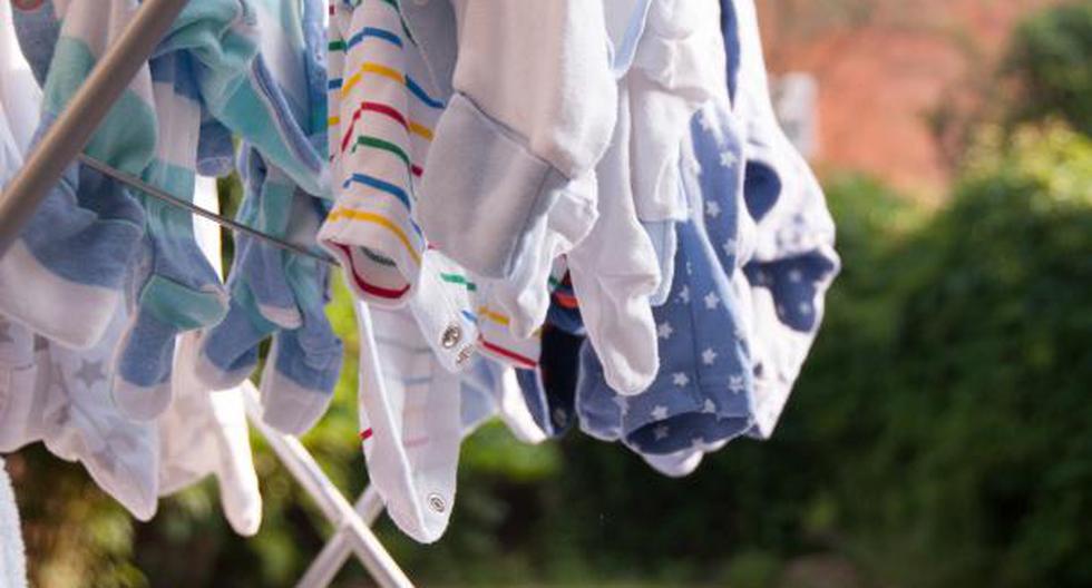 Los bebés tienen la piel muy delicada, por lo que al lavar su ropa se debe tener mucho cuidado. (Foto: iStock)