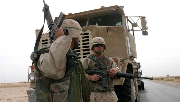 Soldados estadounidenses parados cerca de camiones militares en la provincia de Kirkuk, Irak. (Foto: Archivo / AFP).