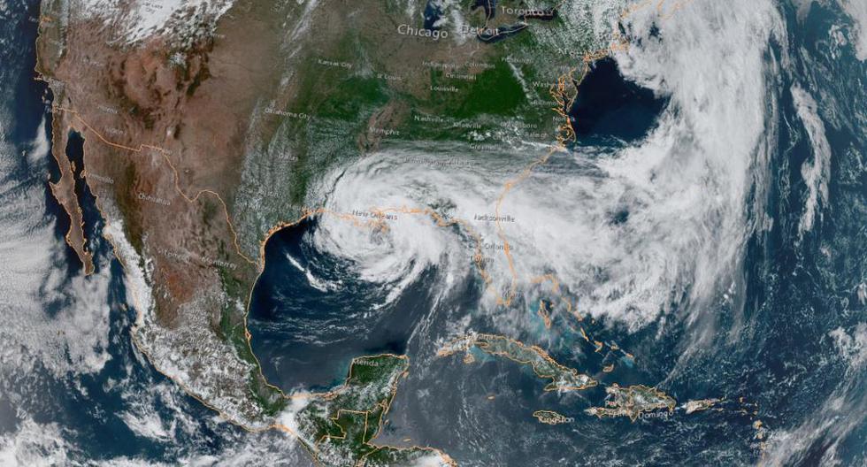 Esta imagen satelital obtenida de NOAA / RAMMB, muestra la tormenta tropical Cristóbal justo al sur de Nueva Orleans la noche del último domingo, mientras se mueve hacia el norte a 12 millas por hora (19 kph). (NOAA / AFP)