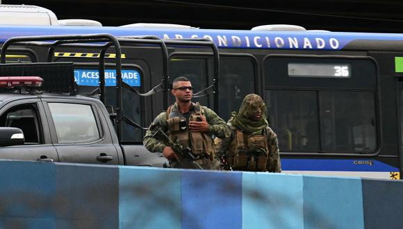 Francotiradores de la policía hacen guardia frente a la terminal de autobuses de Novo Rio después de que un hombre armado retuviera a los pasajeros como rehenes en Río de Janeiro, Brasil, el 12 de marzo de 2024. (Foto de Pablo PORCIUNCULA / AFP)