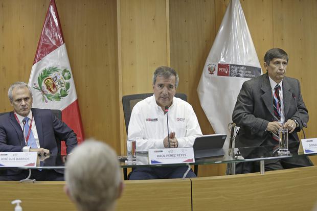 Raúl Pérez-Reyes acompañado por el director de la DGAC, Donald Castillo, y el presidente del Directorio de CORPAC, José Barrios, en la conferencia del 9 de junio. Foto: César Bueno.