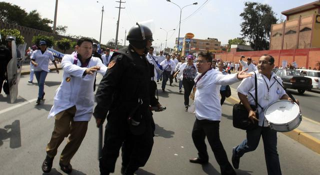 Huelga medica: marcha derivó en enfrentamientos con policías - 5