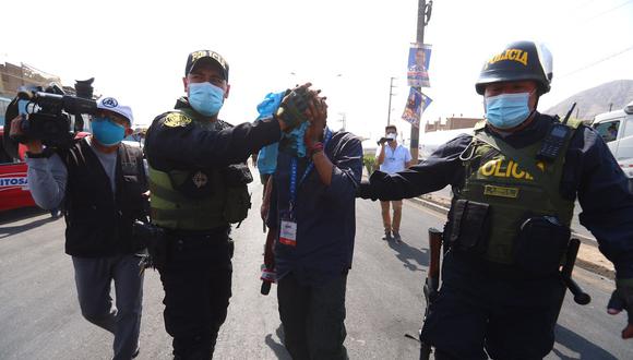 Agentes de la PNP auxilian a periodista de Exitosa herido durante paro de transportistas de carga en la Carretera Central. (Foto: Hugo Curotto / @photo.gec)