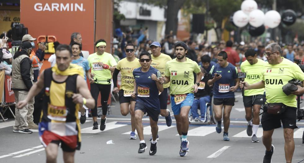 Atletas invidentes ayudados por sus guías participaron de la maratón Life Lima 42K. (Foto: Cesar Campos/@photo.gec)