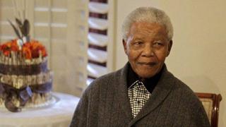 Nelson Mandela pasa su cuarta noche en hospital recuperándose de neumonía