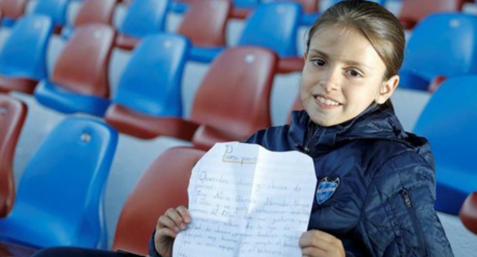 Nuria es una niña de 8 años aficionada al fútbol. Ella escribió una carta a la empresa Panini porque quiere coleccionar un álbum con futbolistas femeninas. (Foto: EFE)