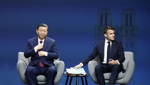 El presidente de Francia, Emmanuel Macron (R) y el presidente de China, Xi Jinping. (Foto de MOHAMMED BADRA / PISCINA / AFP)