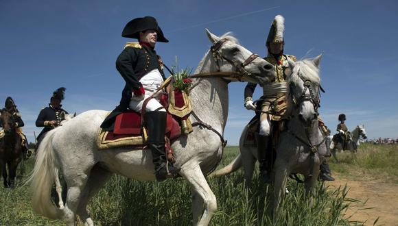 Imitador de Napoleón Bonaparte en una recreación de la batalla de Ligny. (Foto: AFP)