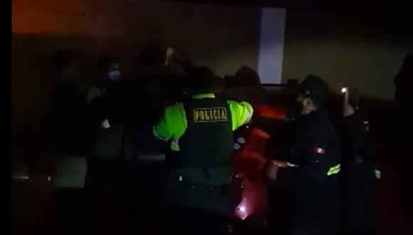 En Arequipa, sujetos en estado de ebriedad agredieron a policías durante la intervención a una fiesta clandestina | Captura de video / PNP