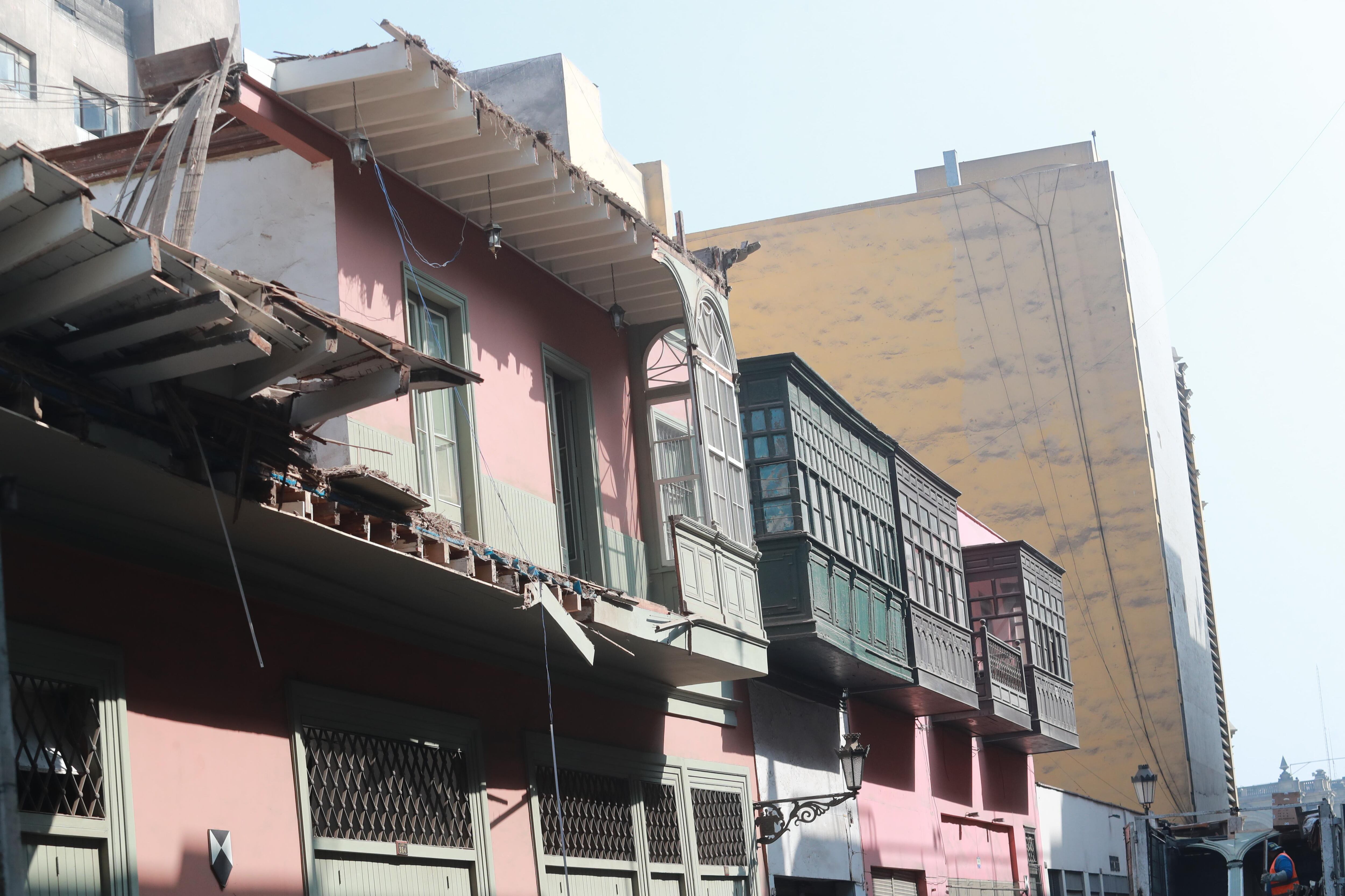 El último lunes, un balcón se desplomó tras la caída del techo de una antigua vivienda en jirón Carabaya Cdra. 3 , del Centro de Lima.  (Lino Chipana / GEC)