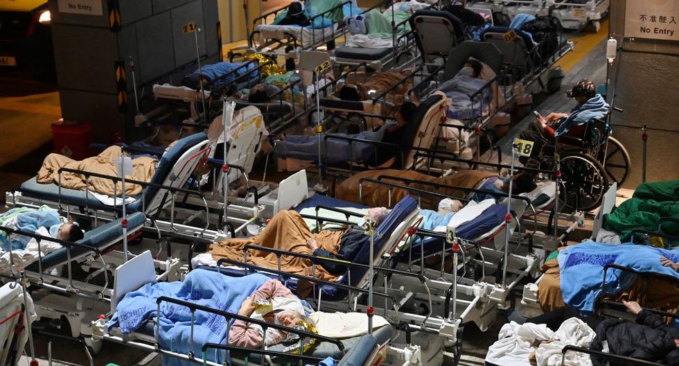 Las personas yacen en camas de hospital afuera del Centro Médico Caritas en Hong Kong el 16 de febrero de 2022, mientras los hospitales se abruman debido a la peor ola de coronavirus. (Pedro PARQUES / AFP).