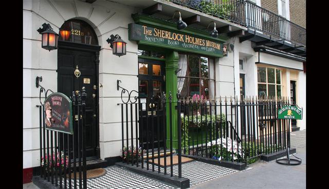 Londres: la casa de Sherlock Holmes. La ilusión es perfecta. Con meticulosidad británica, el 221B de Baker Street existe concretamente, aunque sea una dirección tan legendaria como el detective de Conan Doyle. Todo es tan verosímil que resulta difíci