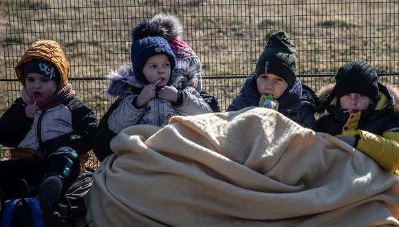 Niños refugiados ucranianos esperan para cruzar a Polonia a través del cruce fronterizo de Medyka en Shehyni, Ucrania. (Foto referencial)