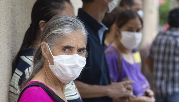 Marlene Negrao, de setenta años, espera en fila frente a una escuela pública para recibir una inyección de la vacuna Sinovac CoronaVac en Serrana, estado de Sao Paulo, Brasil.  (Foto AP / Andre Penner).