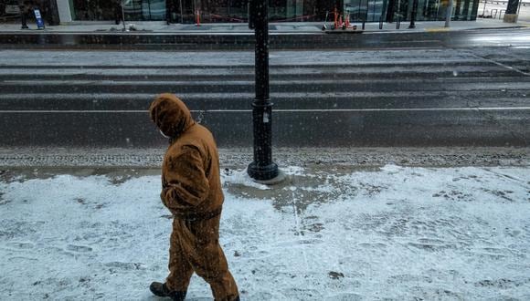 Una histórica y brutal tormenta invernal puso a unos 240 millones de estadounidenses bajo advertencias meteorológicas el viernes cuando EE. UU. se enfrentaba al caos de viajes durante las vacaciones, con miles de vuelos cancelados y las principales autopistas cerradas. (Foto: Seth Herald / AFP)