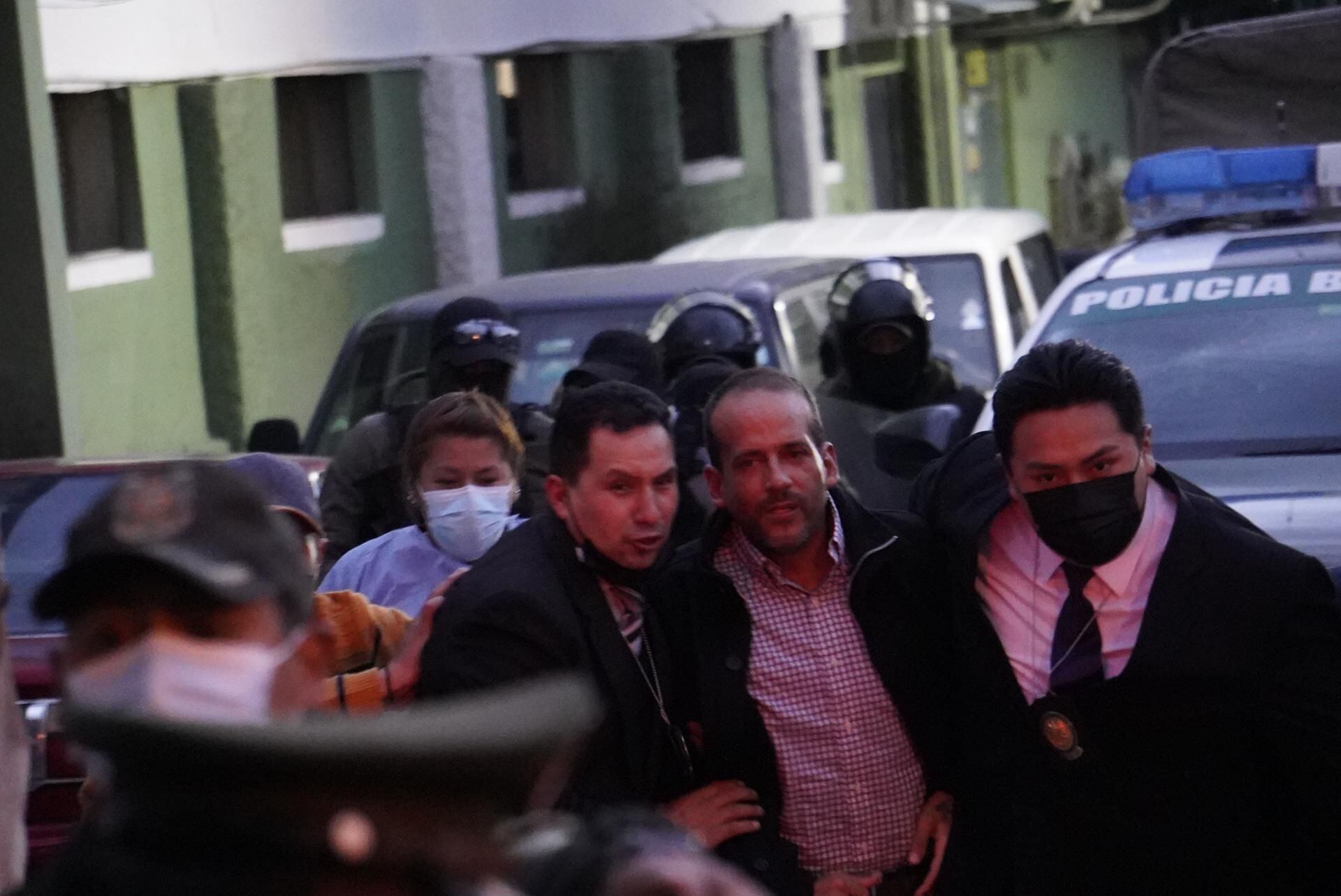 The governor of the Bolivian region of Santa Cruz, the opposition member Luis Fernando Camacho (c), enters the offices of the Special Force to Fight Crime in La Paz, Bolivia, along with plainclothes police officers.  (EFE/Javier Mamaní).