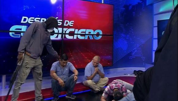 Hombres armados ingresaron este martes a TC Televisión en Guayaquil, Ecuador, durante la transmisión en vivo. (TC Televisión, AP).