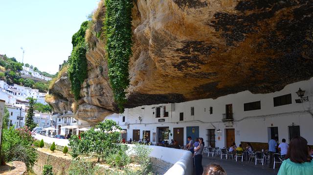 ¿Vivir con una roca gigante encima? Mira este pueblo en España - 1