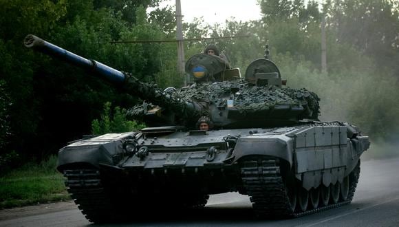 Soldados ucranianos montan un tanque en una carretera en la región de Donetsk el 13 de agosto de 2022, en medio de la invasión militar rusa de Ucrania. (Foto de ANATOLII STEPANOV / AFP)