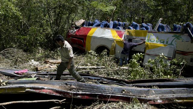 Bolivia: Al menos 25 muertos al caer un autobús por un barranco de 350 metros en Yolosita. (AP).