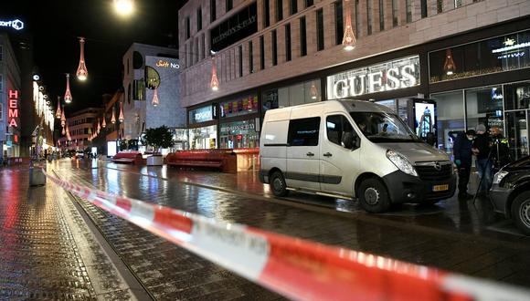 El ataque se produjo en unos grandes almacenes de la Grote Marktstraat, una concurrida zona en el distrito comercial más grande de La Haya. Tres adolescentes resultaron heridos. (REUTERS/Piroschka van de Wouw).