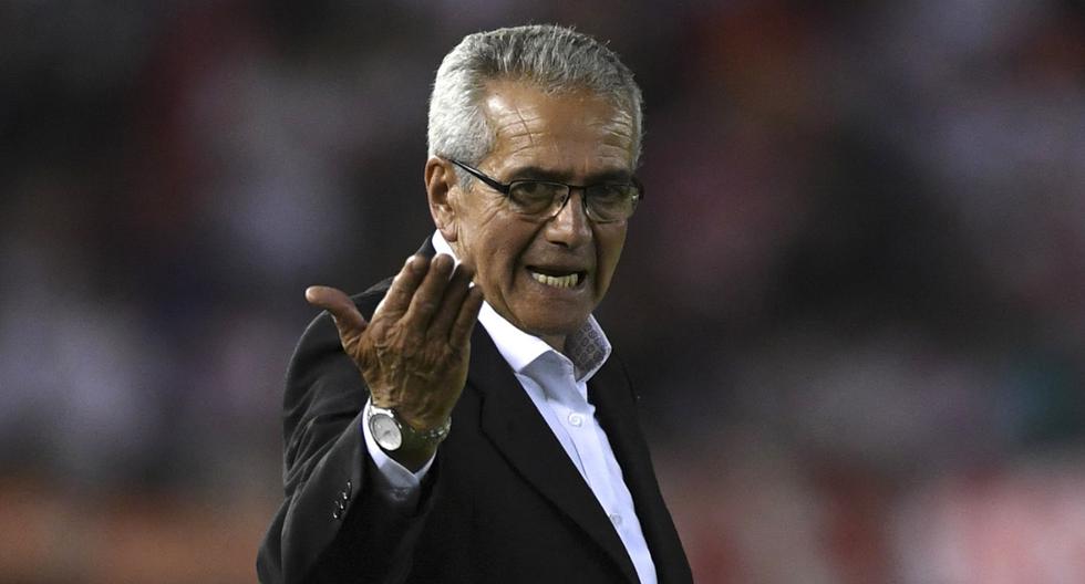 Gregorio Pérez será el técnico de Universitario por todo el 2022. (Foto: AFP).