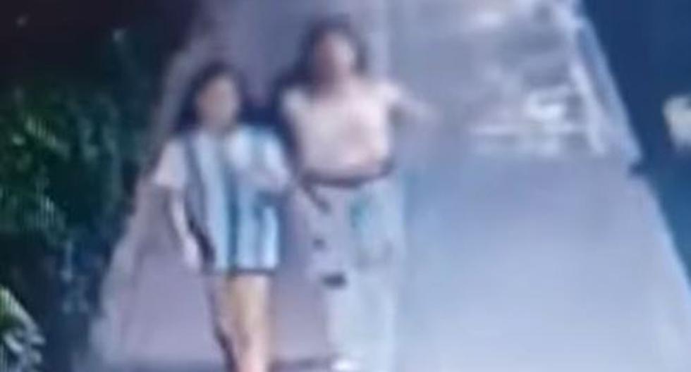 Imagen de dos de las tres menores previa a su desaparación, cuando caminaban por el condominio en El Agustino donde viven. Foto: Difusión.