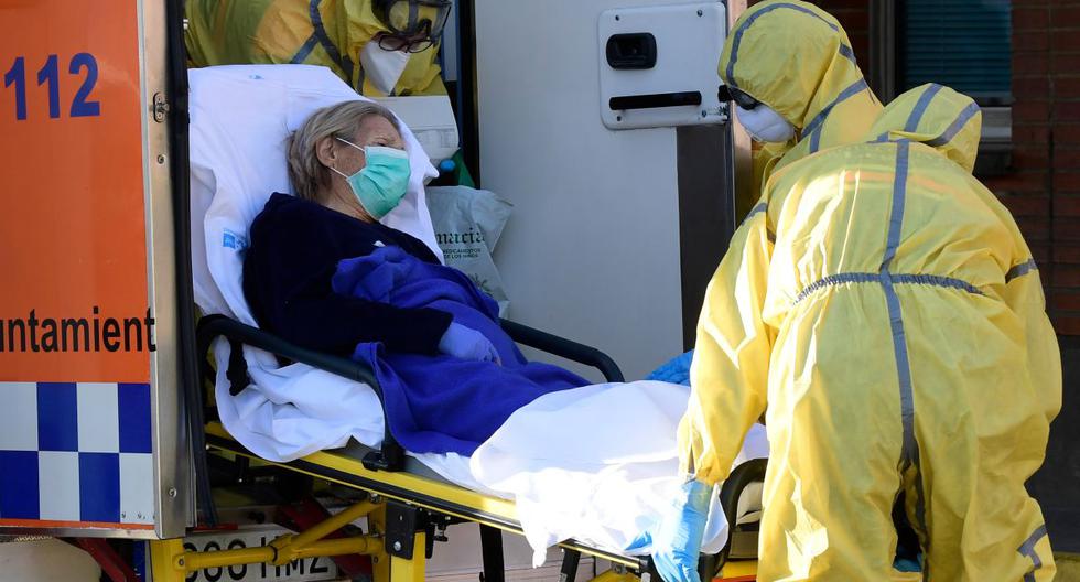 Una mujer con coronavirus es trasladada en una ambulancia. (Foto: AFP/JAVIER SORIANO)