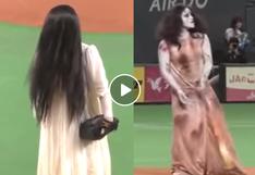 La chica del ‘Aro’ y la de ‘La Maldición’ aterrorizan en partido de baseball