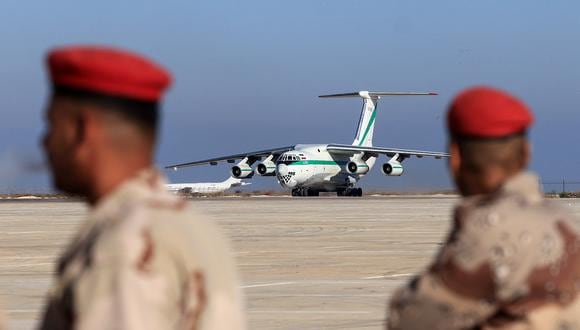 Personal militar supervisa la llegada de un avión de transporte Ilyushin Il-76 del Cuerpo de la Guardia Revolucionaria Iraní (CGRI), en el aeropuerto de Bengasi, el 16 de septiembre de 2023. (Foto de Karim SAHIB / AFP)