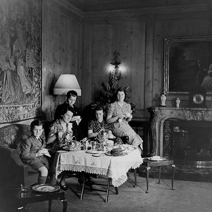 Atrás quedaron los días en los que Rosemary aparecía en las revistas, como en este caso: una foto de la familia tomando té en Londres que apareció en Vogue en 1938. (Foto: Getty)