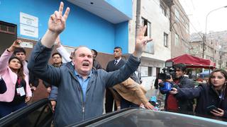 Rafael López Aliaga lanza denuncia y comete presuntas infracciones electorales cuando acude a votar