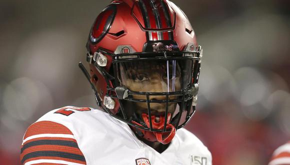 El back defensivo de Utah Aaron Lowe aparece en la primera mitad de un partido de fútbol americano universitario de la NCAA contra Arizona, en Tucson, el sábado 23 de noviembre de 2019. (Foto AP / Rick Scuteri, archivo).