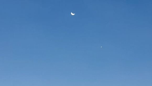 La Luna y Venus en la tarde de ayer, desde el móvil de Ángel Villegas. Parece una acuarela. FOTO: Archivo familiar.