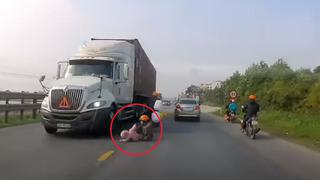 Madre salva a su hijo de ser arrollado por un camión en el último segundo e impacta al mundo