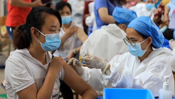 Un residente que recibe una vacuna contra el coronavirus Sinovac Covid-19 en Rongan, en la región sur de Guangxi de China. (Foto: de STR / AFP / China OUT).