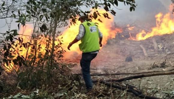 El gobernador regional de Lambayeque solicit&oacute; apoyo a&eacute;reo para controlar las llamas. (Foto: Andina)