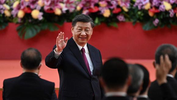El presidente de China, Xi Jinping, saluda después de su discurso en Hong Kong el 1 de julio de 2022. Selim CHTAYTI / AFP).