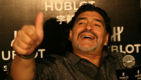 Maradona dio charla táctica a 2 jugadores del Deportivo Riestra