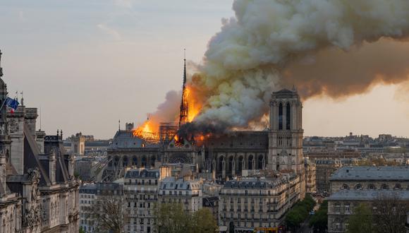 En esta foto de archivo tomada el 15 de abril de 2019, el humo se eleva mientras las llamas arden a través del techo de la catedral Notre-Dame de Paris en París.